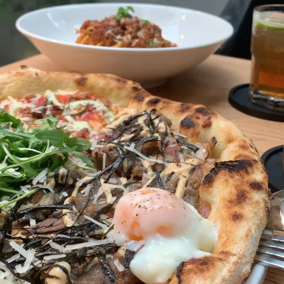 Pizza half-half vị bò teriyaki rong biển nori với trứng lòng đào, đế mỏng giòn lò củi
