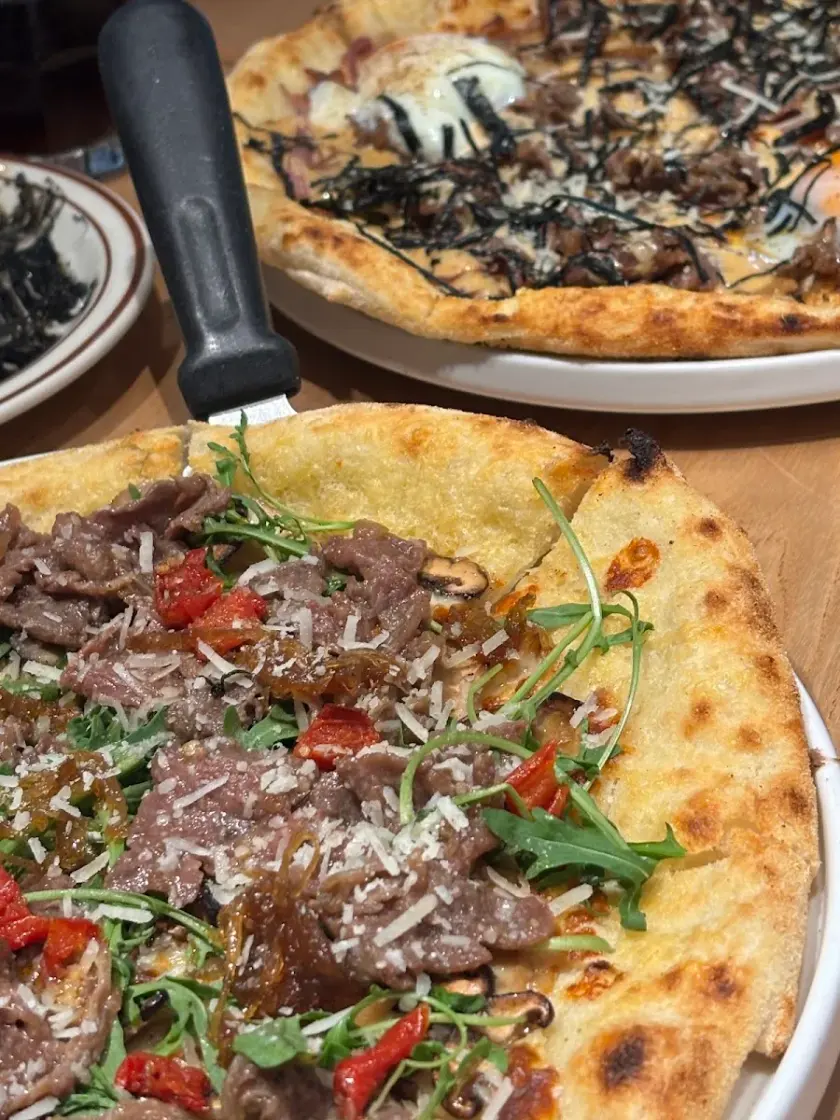 Cặp pizza bò rocket parmesan và truffle nấm rong biển