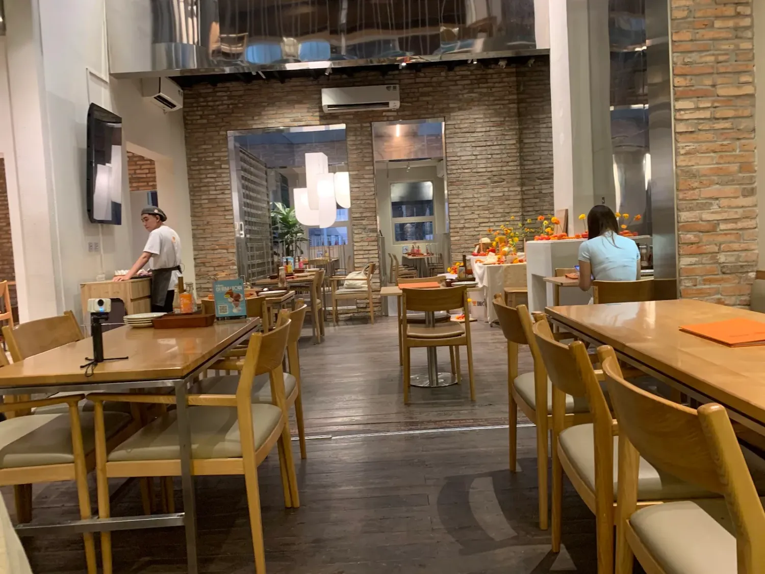 Không gian rộng của Union Pizza với hoa cúc vạn thọ và ánh đèn ấm